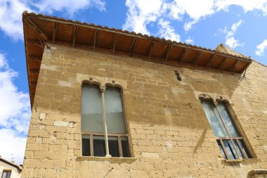 Morella 'nın eski bir kasabasındaki belediye binasının tarihi binası, tepenin üzerindeki duvarlarla çevrili bir şehir.