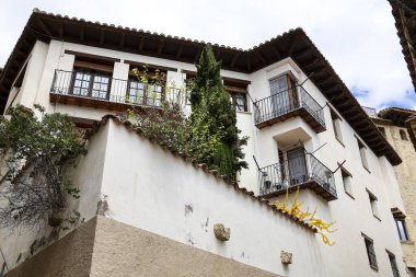 Morella şehrinde tarihi eski evleri olan dar bir sokak, tepenin üzerindeki duvarlarla çevrili bir şehir.