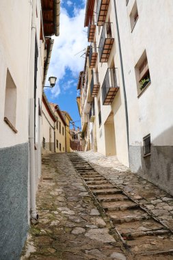 Morella şehrinde tarihi eski evleri olan dar bir sokak, tepenin üzerindeki duvarlarla çevrili bir şehir.