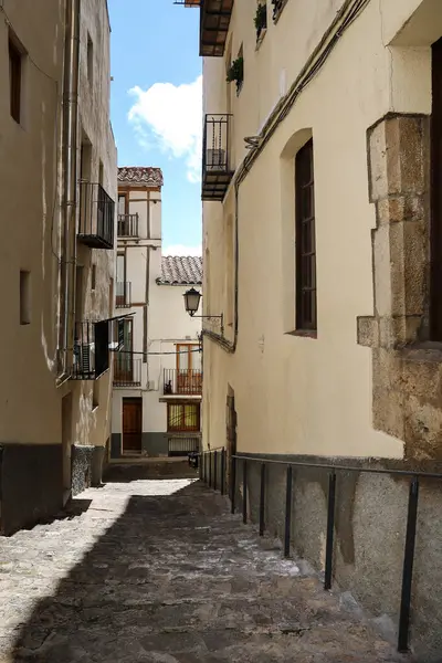 Morella şehrinde tarihi eski evleri olan dar bir sokak, tepenin üzerindeki duvarlarla çevrili bir şehir.