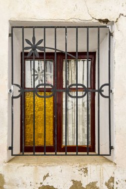 Morella kasabası, Castellon, İspanya 'da kafesli camlı beyaz cephe