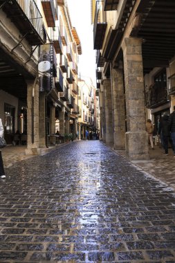 Morella, Castellon, İspanya... 18 Nisan 2025: Blasco de Alagon sokağı, Morella şehrindeki tarihi eski evler, tepenin üzerindeki duvarlarla çevrili şehir.