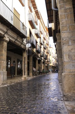 Morella, Castellon, İspanya... 18 Nisan 2025: Blasco de Alagon sokağı, Morella şehrindeki tarihi eski evler, tepenin üzerindeki duvarlarla çevrili şehir.