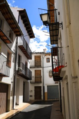 Morella, Castellon, İspanya... 18 Nisan 2025: Morella şehrinde tarihi eski evleri olan dar sokaklar, tepenin üstünde yer alan duvarlarla çevrili bir şehir.