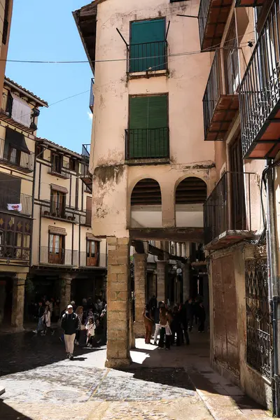 Morella, Castellon, İspanya... 18 Nisan 2025: Blasco de Alagon sokağı, Morella şehrindeki tarihi eski evler, tepenin üzerindeki duvarlarla çevrili şehir.