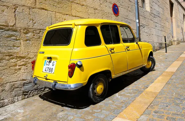 Morella, Castellon, İspanya... 18 Nisan 2025: Morella kasabasında eski model sarı bir araba.