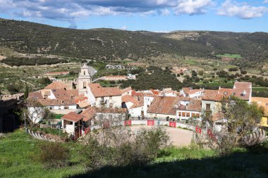 İspanya 'nın Castellon kentindeki bir tepenin üzerinde yer alan kalesi olan Morella' nın panoramik manzarası.