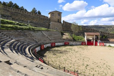 İspanya 'nın Castellon kentindeki bir tepenin üstünde, kalesi olan eski Morella Bulvarı.