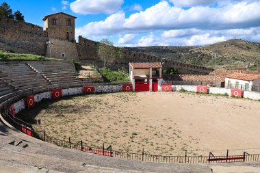 İspanya 'nın Castellon kentindeki bir tepenin üstünde, kalesi olan eski Morella Bulvarı.
