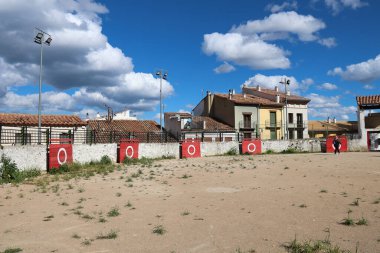İspanya 'nın Castellon kentindeki bir tepenin üstünde, kalesi olan eski Morella Bulvarı.
