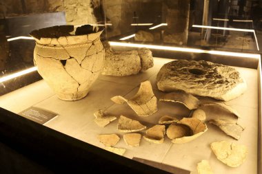 Morella, Castellon, İspanya... 18 Nisan 2025: Morella şehrinin görkemli kalesi ve kalesindeki Itre Valisi 'nin sarayında sergilenen antika eşyalar