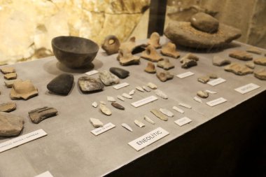 Morella, Castellon, İspanya... 18 Nisan 2025: Morella şehrinin görkemli kalesi ve kalesindeki Itre Valisi 'nin sarayında sergilenen antika eşyalar