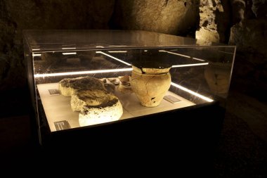 Morella, Castellon, İspanya... 18 Nisan 2025: Morella şehrinin görkemli kalesi ve kalesindeki Itre Valisi 'nin sarayında sergilenen antika eşyalar