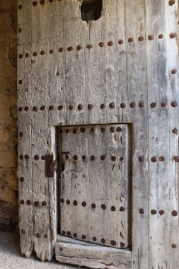 Morella, Castellon, İspanya... 18 Nisan 2025 Morella Kalesi 'nin eski ahşap kapısı.