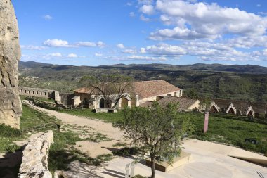 Morella, Castellon, İspanya... 18 Nisan 2025: Morella kasabasındaki San Francisco manastırının kalıntıları, İspanya