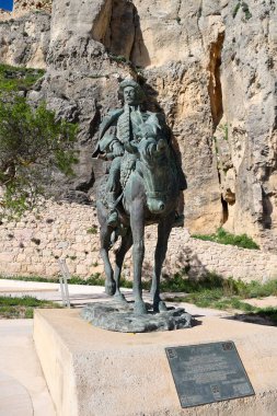 Morella, Castellon, İspanya... 18 Nisan 2025: The Carlist General Cabrera Binicilik Heykeli Javier Mediavilla 'nın Morella Şatosu' ndaki ressamı