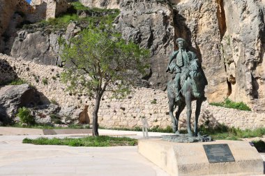 Morella, Castellon, İspanya... 18 Nisan 2025: The Carlist General Cabrera Binicilik Heykeli Javier Mediavilla 'nın Morella Şatosu' ndaki ressamı