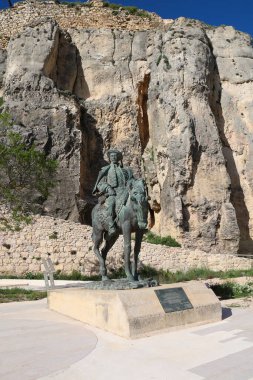 Morella, Castellon, İspanya... 18 Nisan 2025: The Carlist General Cabrera Binicilik Heykeli Javier Mediavilla 'nın Morella Şatosu' ndaki ressamı