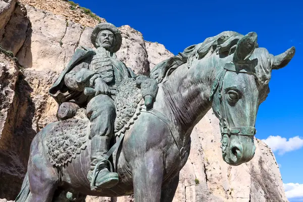 Morella, Castellon, İspanya... 18 Nisan 2025: The Carlist General Cabrera Binicilik Heykeli Javier Mediavilla 'nın Morella Şatosu' ndaki ressamı