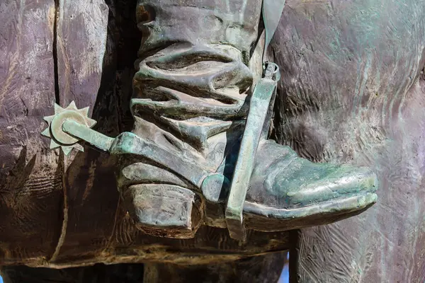 Morella, Castellon, İspanya... 18 Nisan 2025: Morella kasabasındaki şatoda Javier Mediavilla 'nın Atlı Süvari heykelinin mahmuzlarıyla botlar