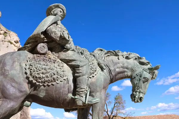 Morella, Castellon, İspanya... 18 Nisan 2025: The Carlist General Cabrera Binicilik Heykeli Javier Mediavilla 'nın Morella Şatosu' ndaki ressamı