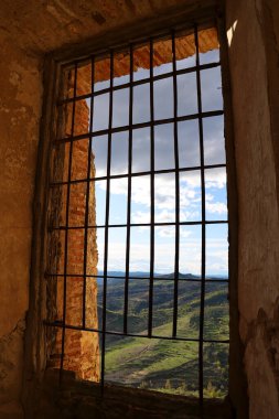 Morella, Castellon, İspanya... 18 Nisan 2025: Majestic Castle ve Morella kasabasında kafesli pencere