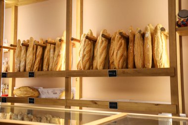 Morella, Castellon, İspanya... 18 Nisan 2025: Morella kasabasındaki bir fırında taze ekmek satışı