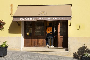 Morella, Castellon, İspanya... 18 Nisan 2025: Flaon denilen Morella 'nın tipik tatlısıyla birlikte fırın, Arap kökenli ve diğer fırınlanmış ürünler.