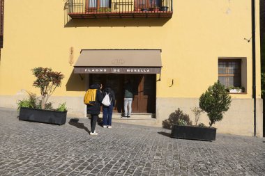 Morella, Castellon, İspanya... 18 Nisan 2025: Flaon denilen Morella 'nın tipik tatlısıyla birlikte fırın, Arap kökenli ve diğer fırınlanmış ürünler.