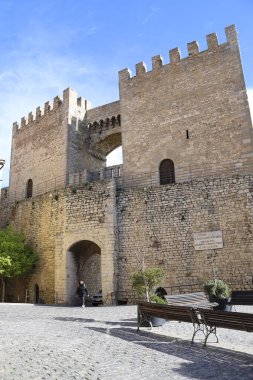 Morella, Castellon, İspanya... 18 Nisan 2025: Eski Morella şehrini çevreleyen duvarlardaki Sant Miquel Kuleleri