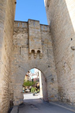 Morella, Castellon, İspanya... 18 Nisan 2025: Eski Morella şehrini çevreleyen duvarlardaki Sant Miquel Kuleleri