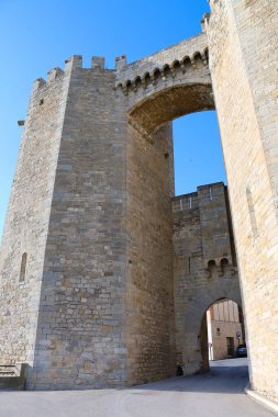 Morella, Castellon, İspanya... 18 Nisan 2025: Eski Morella şehrini çevreleyen duvarlardaki Sant Miquel Kuleleri