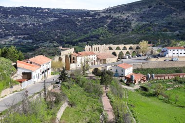 İspanya 'nın Castellon kentindeki bir tepenin üzerinde, kalesi olan Morella' nın su kemeri.