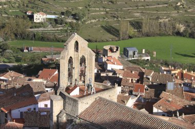 İspanya, Castellon 'daki Morella kasabasındaki kaleden Santa Maria Belediye Başkanı Kilisesi' nin manzarası