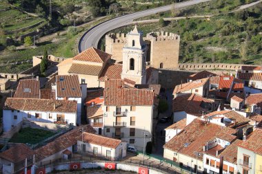 İspanya 'nın Castellon kentindeki bir tepenin üzerinde yer alan kalesi olan Morella' nın panoramik manzarası.