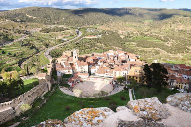 İspanya 'nın Castellon kentindeki bir tepenin üzerinde yer alan kalesi olan Morella' nın panoramik manzarası.