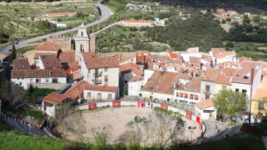 İspanya 'nın Castellon kentindeki bir tepenin üzerinde yer alan kalesi olan Morella' nın panoramik manzarası.