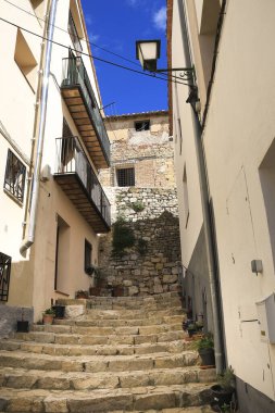 Morella şehrinde tarihi eski evleri olan dar bir sokak, tepenin üzerindeki duvarlarla çevrili bir şehir.