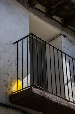 İspanya 'da yerde sarı plastik şişe olan balkon.