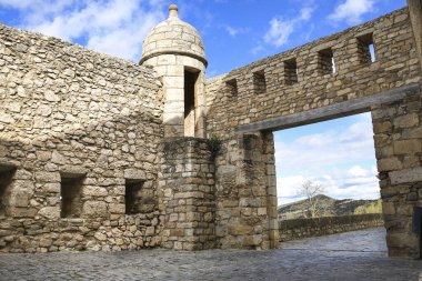 İspanya 'nın Castellon ilindeki Morella kasabasının duvarlarındaki Portal de L' Estudi 'nin ortaçağ kapısı.