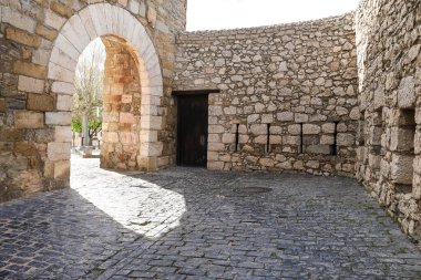 İspanya 'nın Castellon ilindeki Morella kasabasının duvarlarındaki Portal de L' Estudi 'nin ortaçağ kapısı.