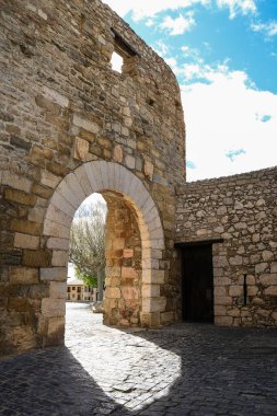 İspanya 'nın Castellon ilindeki Morella kasabasının duvarlarındaki Portal de L' Estudi 'nin ortaçağ kapısı.