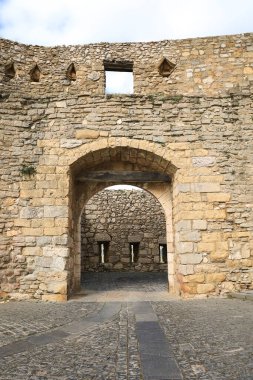 İspanya 'nın Castellon ilindeki Morella kasabasının duvarlarındaki Portal de L' Estudi 'nin ortaçağ kapısı.