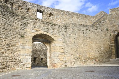 İspanya 'nın Castellon ilindeki Morella kasabasının duvarlarındaki Portal de L' Estudi 'nin ortaçağ kapısı.