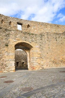 İspanya 'nın Castellon ilindeki Morella kasabasının duvarlarındaki Portal de L' Estudi 'nin ortaçağ kapısı.