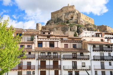 İspanya 'nın Castellon kentindeki bir tepenin üzerinde yer alan kalesi olan Morella' nın panoramik manzarası.