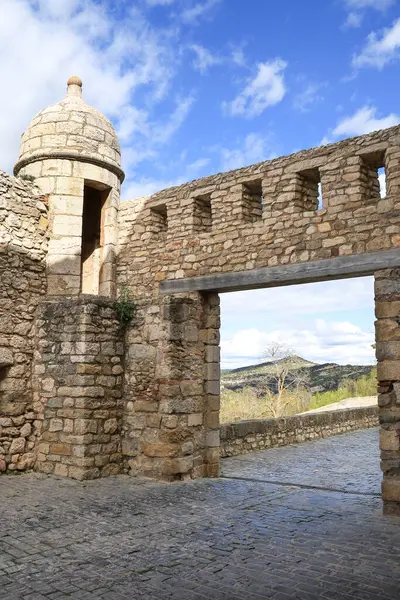 İspanya 'nın Castellon ilindeki Morella kasabasının duvarlarındaki Portal de L' Estudi 'nin ortaçağ kapısı.