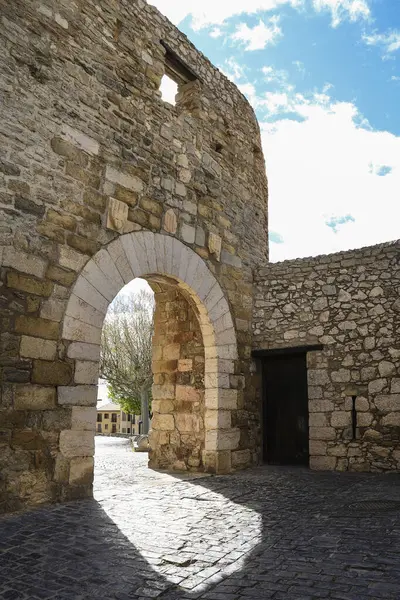 İspanya 'nın Castellon ilindeki Morella kasabasının duvarlarındaki Portal de L' Estudi 'nin ortaçağ kapısı.