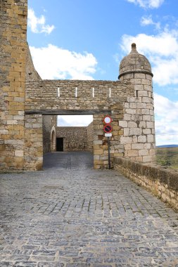 Morella, Castellon, İspanya - 18 Nisan 2025: İspanya 'nın Castellon ilindeki Morella kasabasının duvarlarında bulunan Portal de L' Estudi 'nin ortaçağ kapısı
