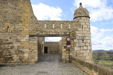 Morella, Castellon, İspanya - 18 Nisan 2025: İspanya 'nın Castellon ilindeki Morella kasabasının duvarlarında bulunan Portal de L' Estudi 'nin ortaçağ kapısı